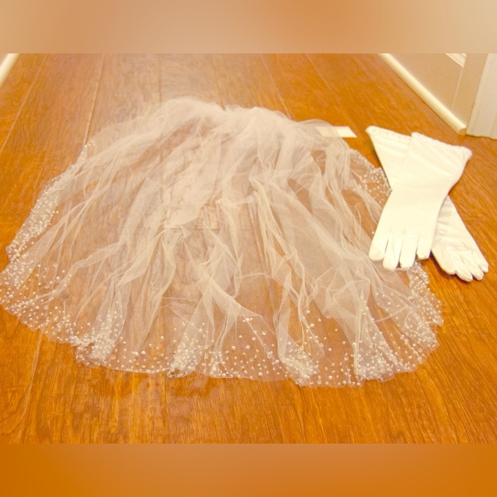 (BUNDLE!) 😍🔥 Wedding Dress, Underskirt, Veil and Bridal Gloves 🥹✨ - Picture 10 of 12